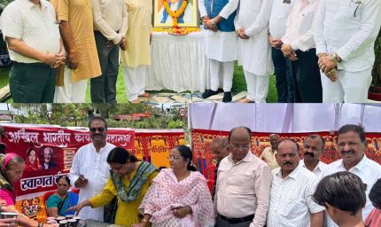 कैलाश नारायण सारंग की जयंती पर रोशनपुरा चौराहे पर शरबत वितरण