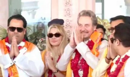 भारत दौरे पर आए अमेरिकी उद्योगपति एलन मस्क के पिता एरोल मस्क अयोध्या पहुंचे, श्रीराम के नारों से गूंजा एयरपोर्ट