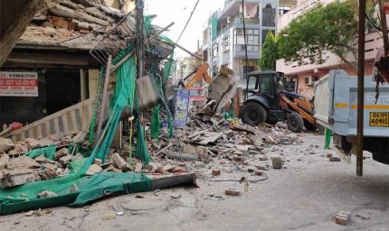 रोहिणी सेक्टर 7 में एक इमारत अचानक गिर गई, दो घायल और एक महिला के फंसे होने की आशंका
