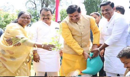 मुख्यमंत्री डॉ. यादव ने सिंदूर का पौधा रोपा