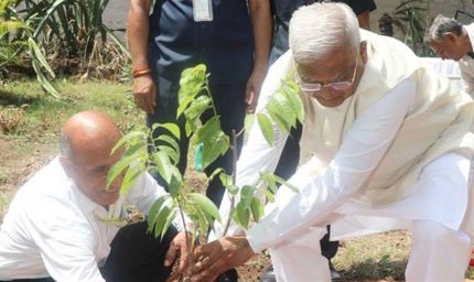 राज्यपाल पटेल ने रामफल का पौधा रोप कर दिया पर्यावरण संरक्षण का संदेश