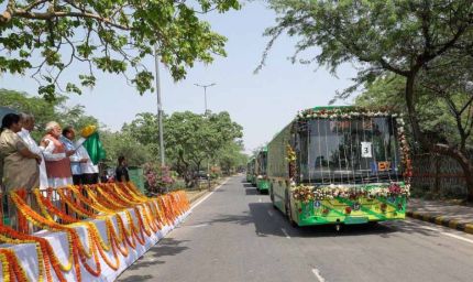पीएम मोदी ने दिल्लीवालों को दिया 200 नई इलेक्ट्रिक बसों का तोहफा, दिखाई हरी झंडी