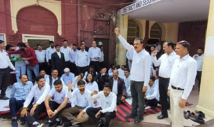 चैंबर्स की मांग को लेकर अधिवक्ताओं ने डीजे कोर्ट के बाहर दिया धरना