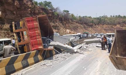 रीवा में सड़क हादसा : ऑटो पर पलटा ट्रक, सात की मौत