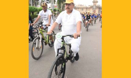 ऊर्जा मंत्री तोमर ने साइकिल चलाकर दिया पर्यावरण संरक्षण का संदेश