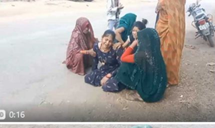 बलकर ट्रक की टक्कर से अधेड़ महिला की मौत, ग्रामीणों ने ओवरलोड वाहनों का किया विरोध