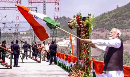 पीएम मोदी ने आज चिनाब रेलवे ब्रिज का किया उद्घाटन, फिर कश्मीर की वंदे भारत को हरी झंडी दिखा किया रवाना