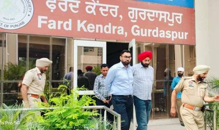 सरकारी दफ्तर में DC की अचानक Raid से हड़कंप, लोगों से सुविधा केंद्र में दी जा रही सेवाओं के बारे में लिया फीडबैक