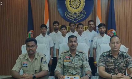 माओवादियों को 'मौत का खौफ', दो इनामी समेत सात नक्सलियों ने किया सरेंडर