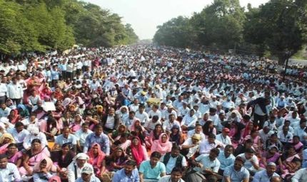 दो सूत्री मांगों को लेकर हजारों जूनियर शिक्षकों ने किया प्रदर्शन