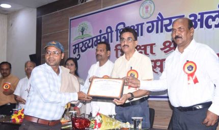 स्कूलों में ज्वाइन करने लगे युक्तियुक्त शिक्षक, ग्रामीणों व बच्चों में खुशी का माहौल