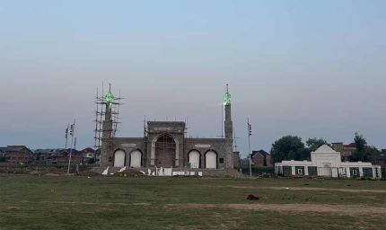 जम्मू कश्मीर में अधिकारियों ने पुराने शहर की ऐतिहासिक जामिया मस्जिद में ईद की नमाज अदा करने की अनुमति नहीं दी