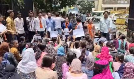 कोटा में स्कूटी नहीं मिली तो सड़कों पर उतरी छात्राएं