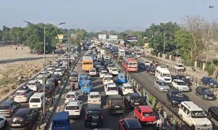 हरिद्वार-ऋषिकेश और देहरादून नेशनल हाईवे पर दोनों तरफ टैफिक जाम