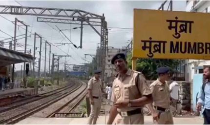 ठाणे के मुंब्रा रेलवे स्टेशन पर चलती ट्रेन से गिरे कई यात्री,  चार लोगों की मौतों की आशंका