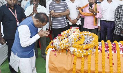 मुख्यमंत्री विष्णु देव साय ने शहीद एएसपी श्री आकाश राव गिरपुंजे के निवास पहुंचकर दी श्रद्धांजलि