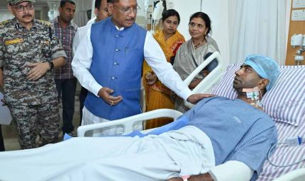 सीएम विष्णु देव साय नक्सली हमले में घायल हुए जवानों का हालचाल जानने अस्पताल पहुँचकर उनसे मुलाकात की