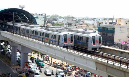 दिल्ली के इस मेट्रो स्टेशन पर अचानक लग गई आग, ट्रेनों की आवाजाही पर पड़ा असर, अब स्थिति सामान्य