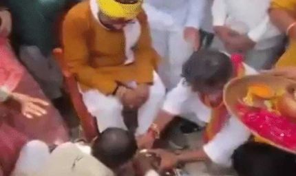 छिंदवाड़ा : भाजपा सांसद ने कार्यकर्ताओं से पैर धुलवाए