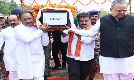 रायपुर : मुख्यमंत्री ने शहीद एएसपी श्री आकाश राव गिरपुंजे को दी श्रद्धांजलि: पार्थिव शरीर को कंधा देकर दी अंतिम विदाई