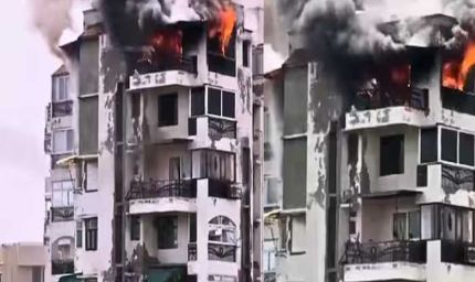 दिल्ली : द्वारका के अपार्टमेंट में भीषण आग, तीन लोग बिल्डिंग से कूदे नीचे, तीनों की मौत