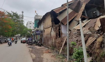 नगरीय क्षेत्र में जर्जर भवन मालिकों के विरूद्ध करें कार्रवाई, आयुक्त नगरीय प्रशासन ने दिये निर्देश
