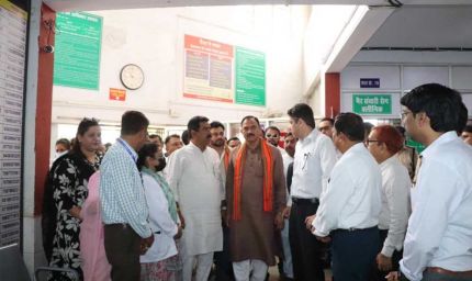 रायपुर : स्वास्थ्य मंत्री ने निर्माणाधीन शासकीय चिकित्सा महाविद्यालय तेलगरा का किया निरीक्षण