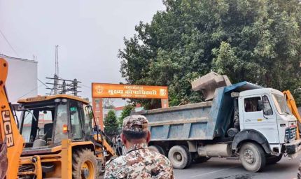 प्रयागराज में कचहरी परिसर के बाहर हुआ बुलडोजर ऐक्शन, चैंबर तोड़ने पर भड़के वकीलों ने किया चक्का जाम
