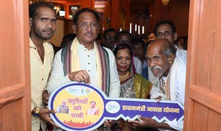 संतु चक्रेस को मिला सपनों का आशियाना, मुख्यमंत्री से पक्के मकान की चाबी पाकर भावुक हुए बुजुर्ग