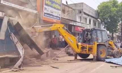 अवैध अतिक्रमण के खिलाफ चला बुलडोजर, हटाए गए 500 से अधिक ठेले और 30 दुकानों के शेड
