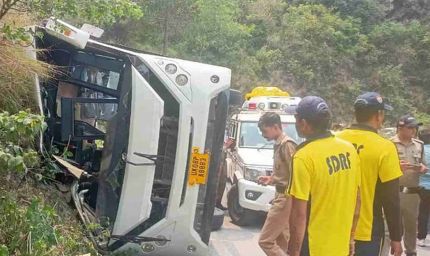 नई टिहरी-घनसाली मोटर मार्ग पर टिपरी से करीब 1.5 किमी आगे एक बस अनियंत्रित होकर पलटी, मचा हड़कंप
