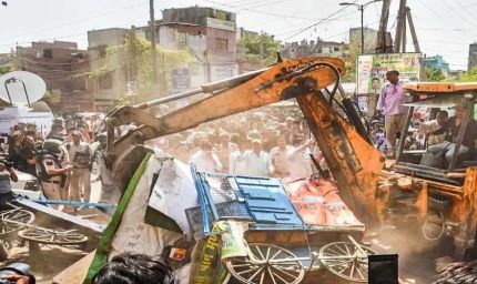 दिल्ली में 1300 से अधिक अवैध झुग्गियों पर चला बुलडोजर, गिड़गिड़ाते रहे लोग डटे रहे अधिकारी