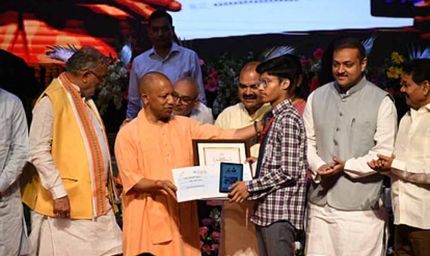 सीएम योगी ने मेधावियों को किया सम्मानित