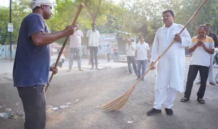 बिजली उपभोक्ताओं के घर पहुंचकर ऊर्जा मंत्री ने सुनी समस्याएं