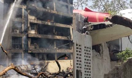 लंदन के लिए उड़ान भरने के कुछ मिनटों के भीतर विमान क्रैश होकर डॉक्टरों के हॉस्टल पर गिरा विमान