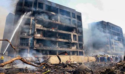 अहमदाबाद में हुए एअर इंडिया विमान हादसे के बाद दिखा खौफनाक मंजर, हिरदय विदारक तस्वीरें आई सामने