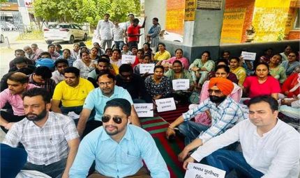 राष्ट्रीय स्वास्थ्य मिशन के कर्मचारियों ने मांगो को लेकर भीषण गर्मी के बावजूद नेताओं ने शहर में रोष मार्च निकाला