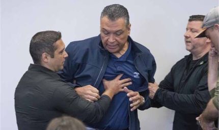 अमेरिका के डेमोक्रेटिक सीनेटर एलेक्स पैडिला को प्रेस कॉन्फ्रेंस के दौरान जबरन घसीटकर बाहर निकाल दिया