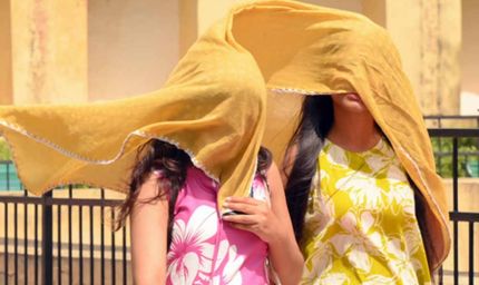 दिल्ली में अधिकतम तापमान 44 डिग्री सेल्सियस के आसपास, पर्यटकों का हाल बेहाल, कही बारिश से राहत