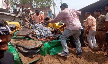 बालू उतारते समय एक डंपर असंतुलित होकर पास से गुजर रहे टेंपो पर पलट गया, तीन की मौत, तीन की हालत नाजुक