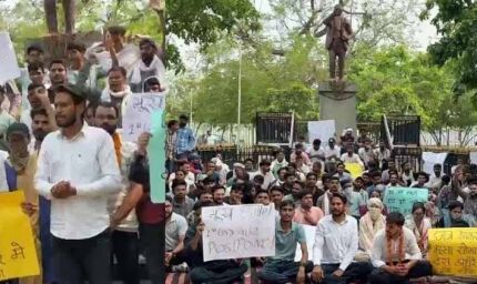 फर्स्ट ग्रेड परीक्षा स्थगन की मांग को लेकर चौथे दिन भी धरना जारी