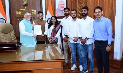 बिगड़ती कानून-व्यवस्था को लेकर राज्यपाल को आजसू पार्टी ने सौंपा ज्ञापन