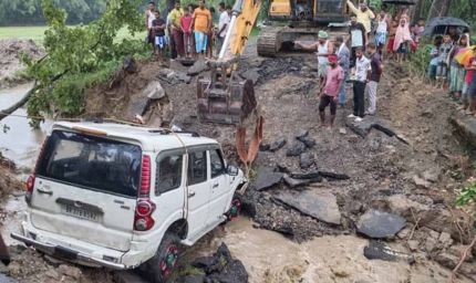 किशनगंज में सड़क टूटने के कारण खाई में गिरी स्कॉर्पियो