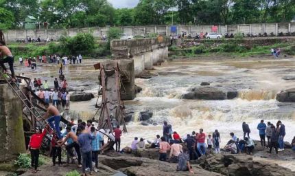 पुणे में नदी पर बना पुल भारी बारिश और तेज बहाव के कारण अचानक ढह गया, 15-20 लोग नदी में बहे, रेस्क्यू जारी