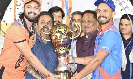 रायपुर : मुख्यमंत्री ने छत्तीसगढ़ क्रिकेट प्रीमियर लीग की विजेता टीमों को सौंपा विनर्स कप