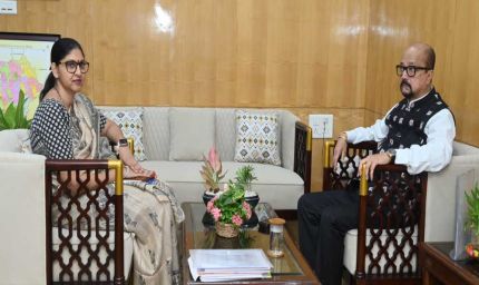 रायपुर : राज्यपाल  डेका से खाद्य नागरिक आपूर्ति विभाग के सचिव सुश्री कंगाले ने सौजन्य भेंट की