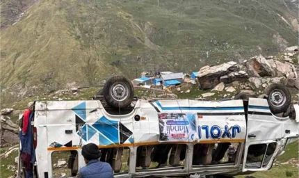 कोकसर-रोहतांग सड़क पर टूरिस्टों से भरे टेम्पो ट्रैवलर 200 फीट नीचे गहरी खाई में गिर गया, 2 टूरिस्टों की मौत