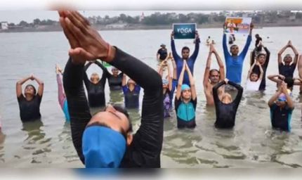 प्रयागराज में योग के प्रति जागरूकता के लिए तैराकी प्रशिक्षक ने लोगों से विभिन्न योग मुद्राओं में जलयोग करवाया