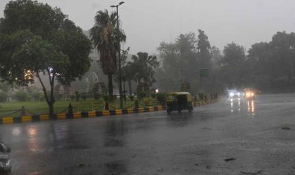 दिल्ली में आसमान में बादल नजर आ रहे हैं और आंधी के साथ हुई तेज बारिश शुरू, लोगों को गर्मी से मिली राहत: IMD