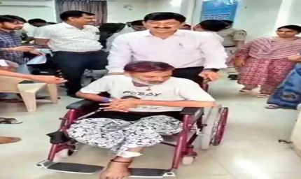 गुना कलेक्टर ने जीता दिल... दिव्यांग को नई व्हील चेयर पर बैठाकर भेजा, पेंशन भी शुरू कराई